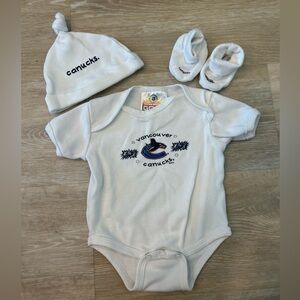 VINTAGE - CANUCKS - White Baby Onesie Set with matching bath towel